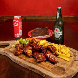 Caja de alitas BBQ (8 wings combo con patatas, postre y bebida)