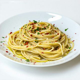 პასტა ალი ოლიო პეპერენᲩო