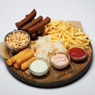 Ассорти из горячих закусок на компанию