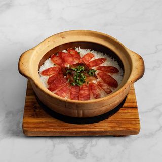 Riso in casseruola di terracotta con salsiccia cinese