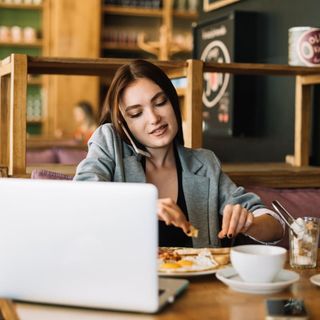 Menú Rotxapea, Desayuno y Merienda: Vaso Zumo natural (8oz) Bebida Caliente, Tostada Premium  y Dulce de Pastelería