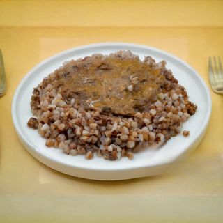 Рвана свинина з грибним соусом ,трюфелем та гречкою