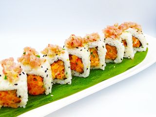 118. Uramaki spicy salmon