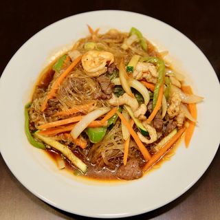 A11 - Fideos transparentes en caldo con tres delicias