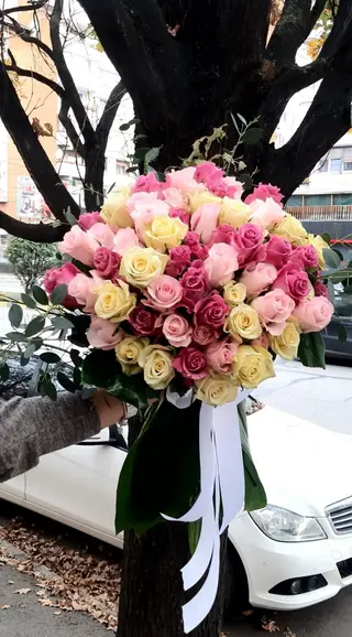 Buchet cu 55 fire  de trandafiri,diferite culori 