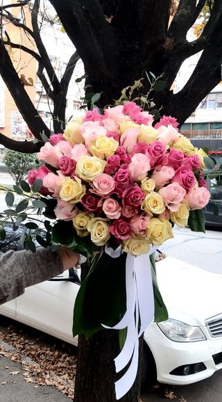 Buchet cu 55 fire  de trandafiri,diferite culori 