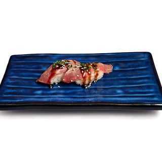 27. nigiri de ternera flambeado con sesamo cebolleno 2u