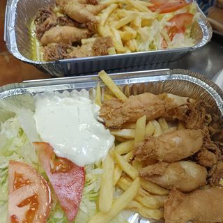 CHIPIRONES FRITOS CON PAPAS FRITAS ENSALADA Y ALIOLI.