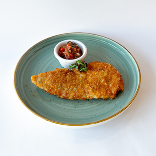 Шницель из курицы с соусом сальса