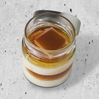 Helado Caliente De Tocino De Cielo Con Nata Y Nueces