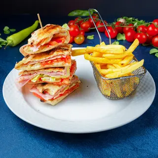 Sendvič sa šunkom, pavlakom i pomfritom