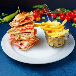 Sendvič sa šunkom, pavlakom i pomfritom