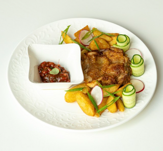 Цыпленок с картофелем и соусом сальса 