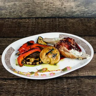 Mușciuleț de porc umplut cu brânză de capră și legume la grătar