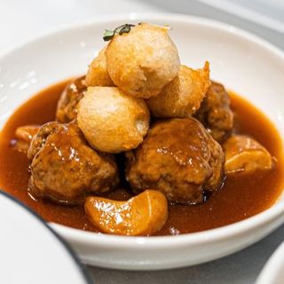 Albóndigas melosas con boletus y berenjena