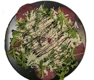 Bresaola, rucola e scaglie di grana