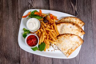 Quesadilla cu pui servita cu cartofi prajiti