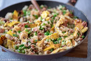 130А Пържен ориз с морски дарове, зеленчуци и яйца (600г)
