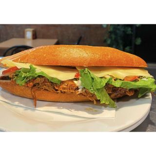 Bocadillo carne mechada