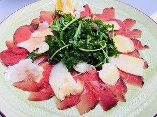 Goveđi carpaccio na rukoli začinjen kremom od tartufa