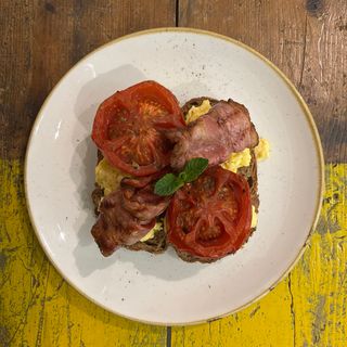 OnToast bacon e pomodori