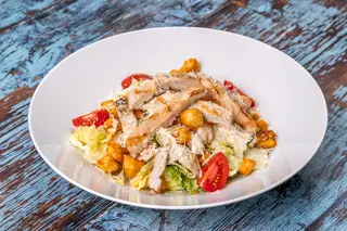 Salată Caesar cu pui