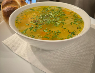 CIORBĂ DE PUI CU TĂIȚEI DE CASĂ (350g)