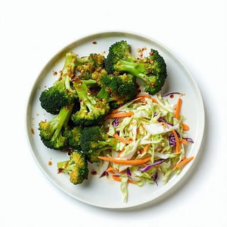 Brokuły czosnkowe z surówką