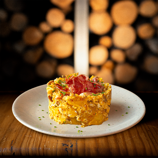 Patatas chalo con huevos rotos y  jamón ibérico