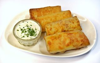 Млинці з м'ясом та вершковим соусом з фетою та зеленню (200/50г)