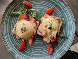 Jaja benedict sa hrskavom slaninom