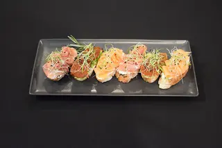 Bruschete cu somon, prosciutto și roșii uscate