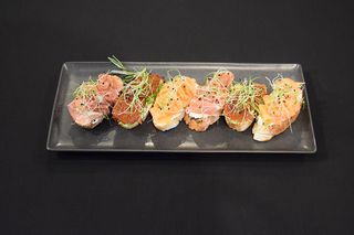 Bruschete cu somon, prosciutto și roșii uscate