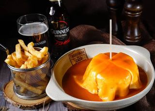 Francesinha Especial de Hambúrguer em Bolo de Caco