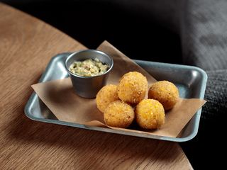 Сирні кульки з соусом гуакамоле (180g)