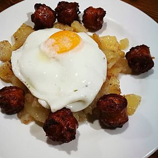 Huevos Rotos Trufados  c/Longaniza de Binefar