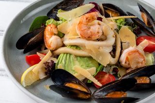 Теплий салат з морепродуктами (300г)