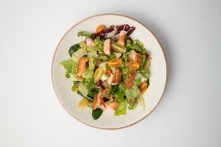 Salata sa grilovanim lososom