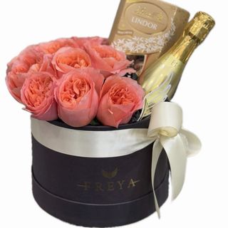 Cutie medie cu 11 trandafiri Kandy Xpression spumant si ciocolata