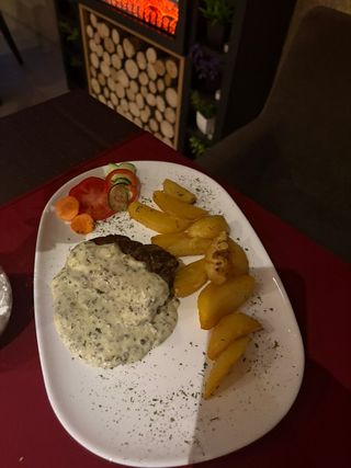 Biftek u zelenom biberu sa pekarskim krompirom