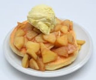 Pancake con Mele Stufate alla Cannella e Gelato alla Vaniglia