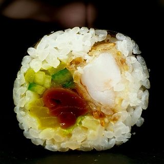 Futomaki z krewetką pieczoną w tempurze