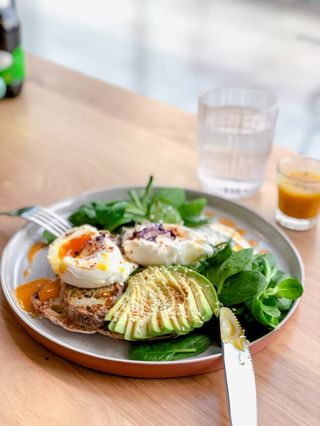 Ouă turcești cu avocado