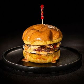 MINI BURGER DE TXULETA, CHEDDAR AHUMADO Y PIQUILLOS