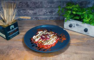 MOZZARELLA CON PESTO Y TOMATE FRESCO