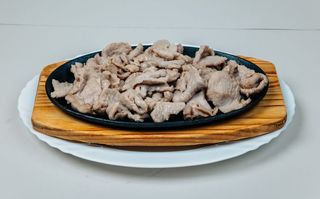 225. Свинско с лук на метална плоча