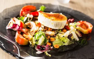 Ensalada de rulo de cabra