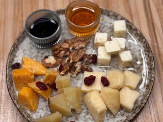 Сирна тарілка українських крафтових сирів(половина) (135g)