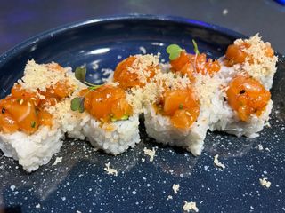 153. Uramaki tartar salmón (8 pzs.)