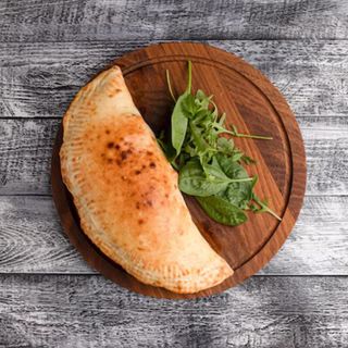 Calzone brie, funghi, salamino piccante